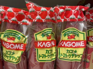 ナフサ　ナフサ危機　石油原料節約パッケージ　カルビー　ポテトチップス　かっぱえびせん　中東情勢　　カゴメトマトケチャップ白インク削減パッケージ